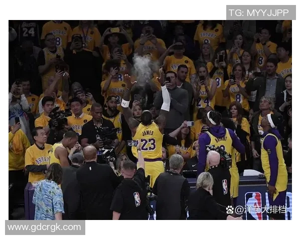 湖人对战开拓者精彩全场回放及赛后精彩瞬间解析 湖人对战开拓者精彩全场回放及赛后精彩瞬间解析