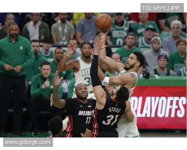 热火与凯尔特人激战正酣1月22日篮球盛宴引发球迷热情高涨 热火与凯尔特人激战正酣1月22日篮球盛宴引发球迷热情高涨